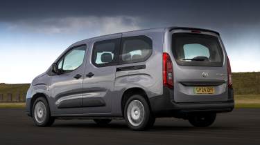 Toyota Proace City Verso вид сзади